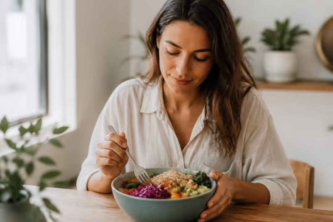 découvrez la définition du mindful eating et apprenez à manger en pleine conscience pour améliorer votre bien-être et votre relation avec la nourriture.