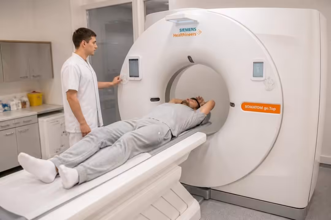 découvrez comment se déroule un scanner thoracique sans injection, ses étapes clés, la préparation nécessaire et la durée de l'examen pour un diagnostic précis et sécurisé.
